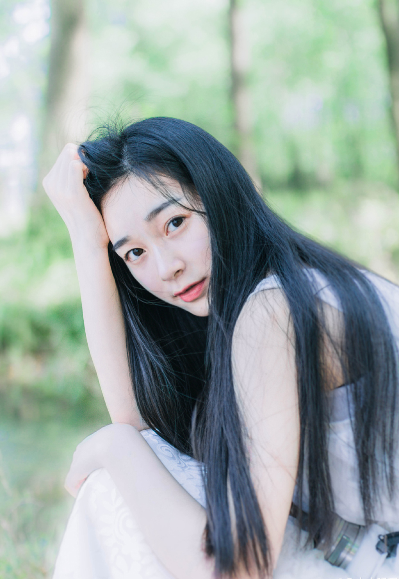青春是场无尽旅途，欢声笑语，踯躅彷徨，走过的是岁月，路过的是迷茫。向前，是希望极光;回首，是悠长深巷，拿着车票继续风雨兼程，又何妨。